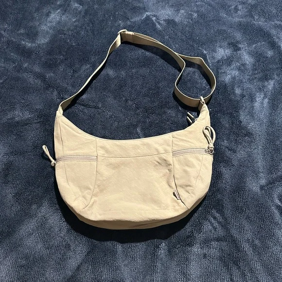 lululemon slouchy sling bag 6L in warm ash grey - Picture 4 of 15